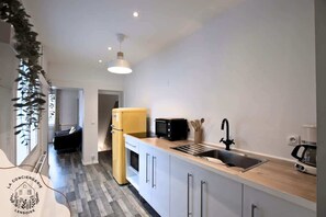 Jääkaappi, mikroaaltouuni, uuni, astianpesukone