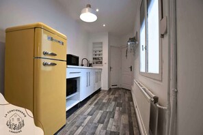 Jääkaappi, mikroaaltouuni, uuni, astianpesukone