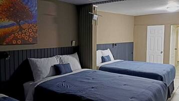 Deluxe Triple Room | Desk, laptop workspace, free WiFi, bed sheets