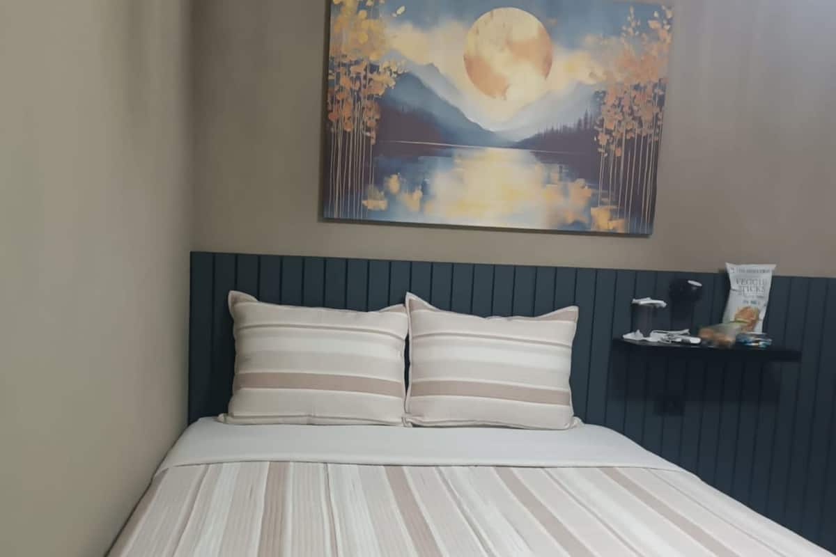 Deluxe eenpersoonskamer | Een bureau, een laptopwerkplek, gratis wifi, beddengoed