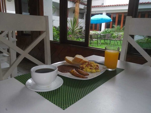Daily cooked-to-order breakfast for a fee - Kartagus B&B (San Salvador)