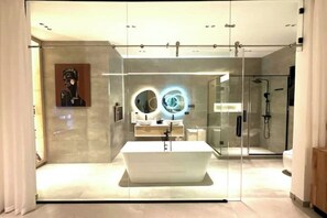 Shower, hair dryer, towels, soap - This is a fully furnished 4-bedroom with a pool

 (Adenta Municipality)