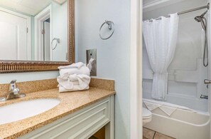 Dusche, Haartrockner, Handtücher, Shampoo