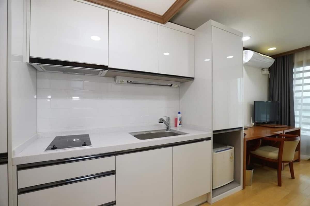 Habitación Deluxe doble, balcón, vistas al río | Cocina privada | Utensilios de cocina