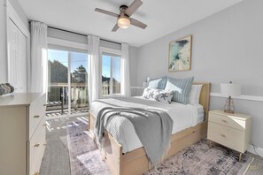 2 quartos, escrivaninha, ferros/tábuas de passar roupa