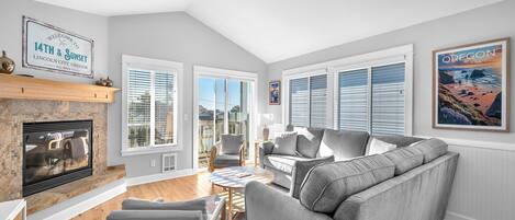 Smart-tv, een open haard en tafelvoetbal