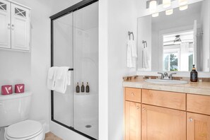 Douche, sèche-cheveux, serviettes fournies