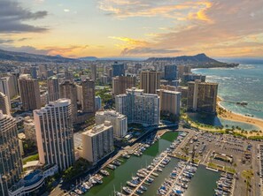 Marina - *Oceanfront Renovated Getaway in Waikiki (Honolulu)