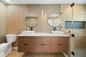 Dusj, hårføner og håndklær