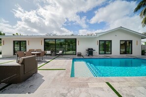 A heated pool - 2231 Managed by Brampton Park (Lighthouse Point)