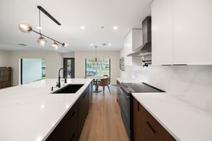 Fridge, microwave, oven, stovetop - 2231 Managed by Brampton Park (Lighthouse Point)