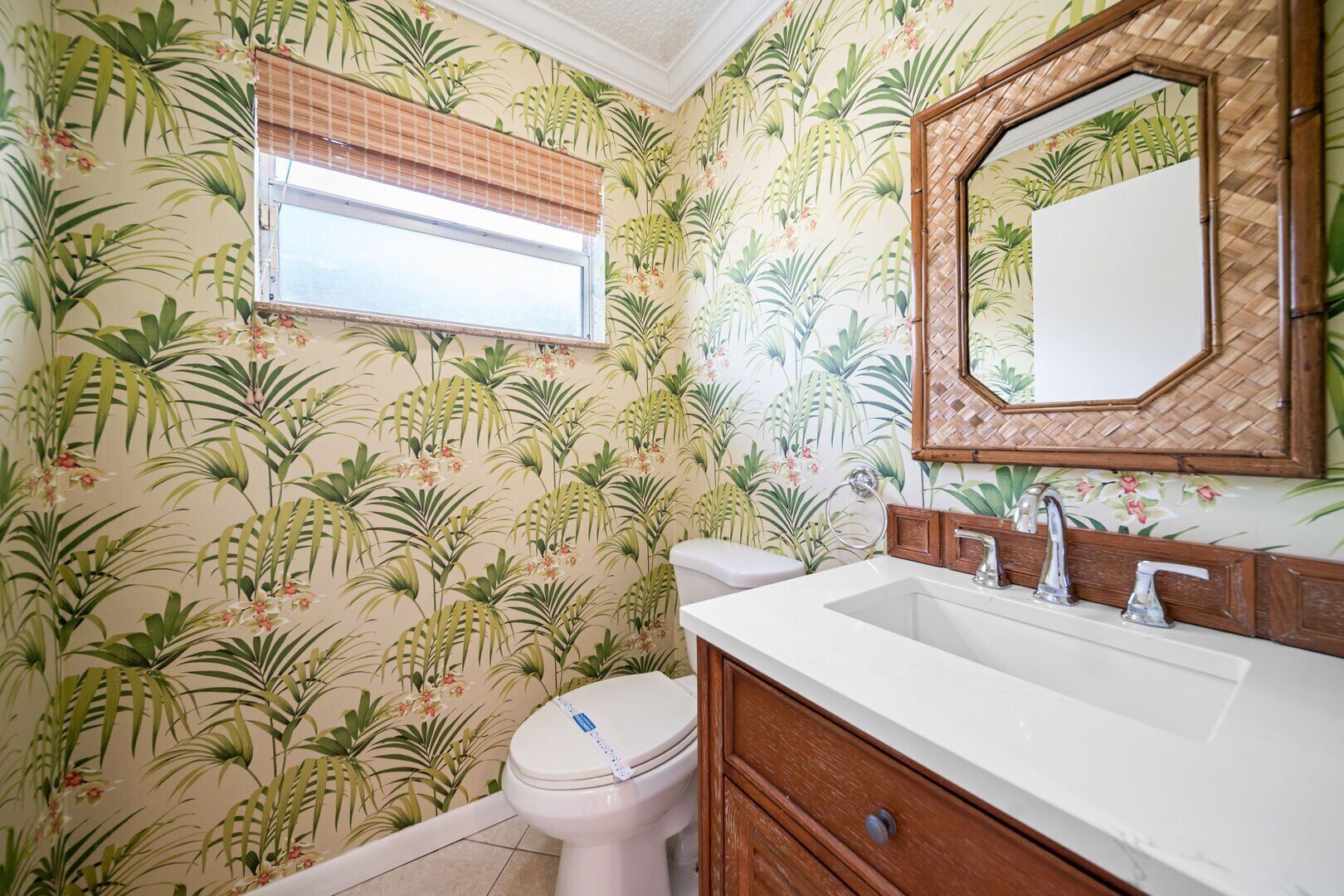 Un baño con inodoro, lavabo y espejo.