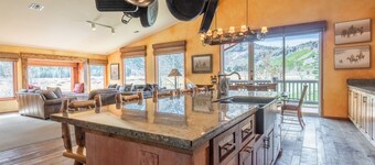 XXL Snowcreek #747 - 5 Bedroom 4 Bathroom Sleeps 12 Pet Friendly, Amazing Mountain Views