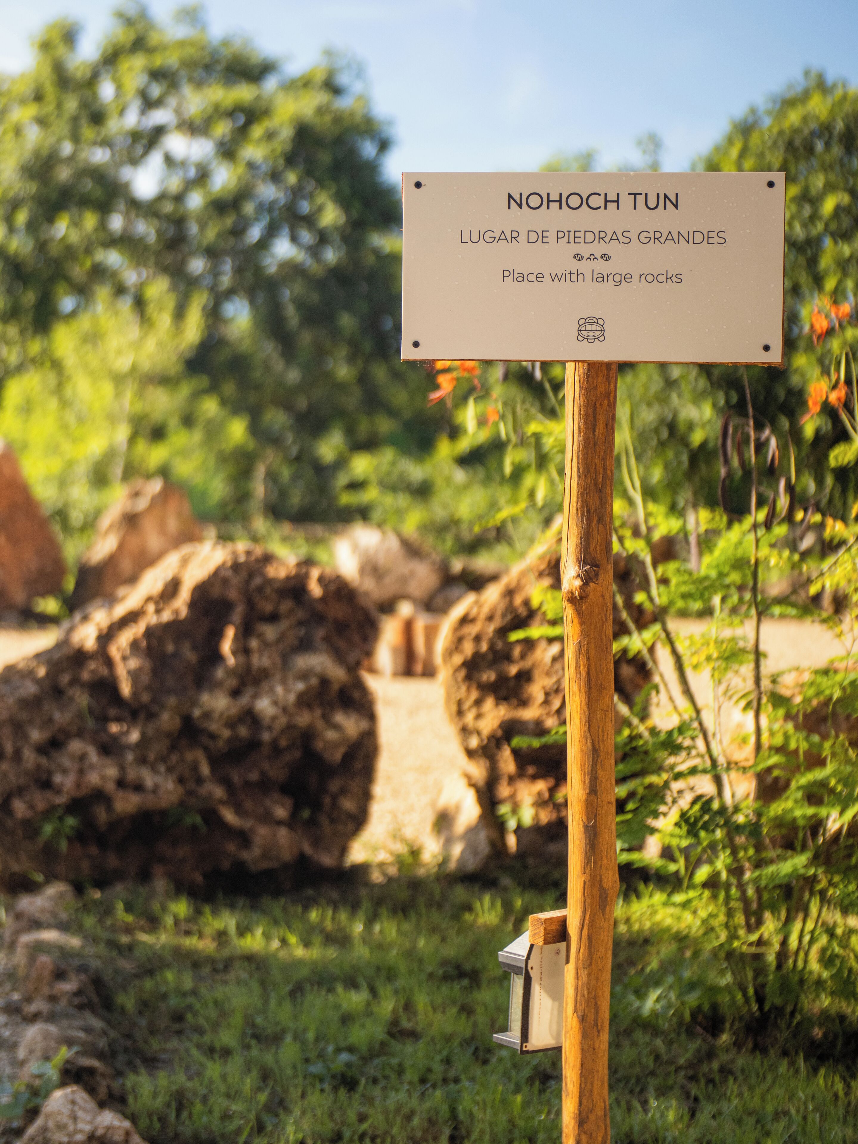 A sign indicating a place with large rocks.