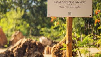 A sign indicating a place with large rocks.