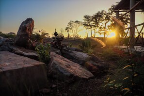 Comfort-Vierbettzimmer, Poolblick | Wohnbereich