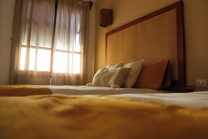 Habitació quàdruple Comfort, vistes a la piscina | Caixa forta a l'habitació i espai de treball apte per a portàtils 