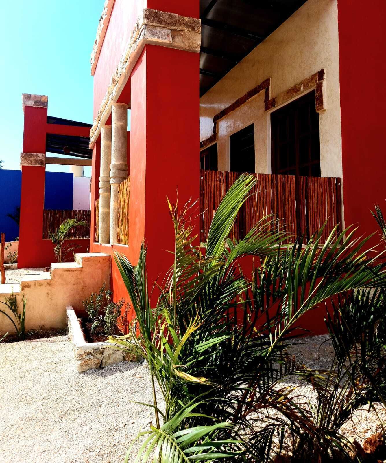 Phòng 4 tiện nghi đơn giản, quang cảnh hồ bơi | Két bảo mật tại phòng, khu vực làm việc phù hợp cho laptop 