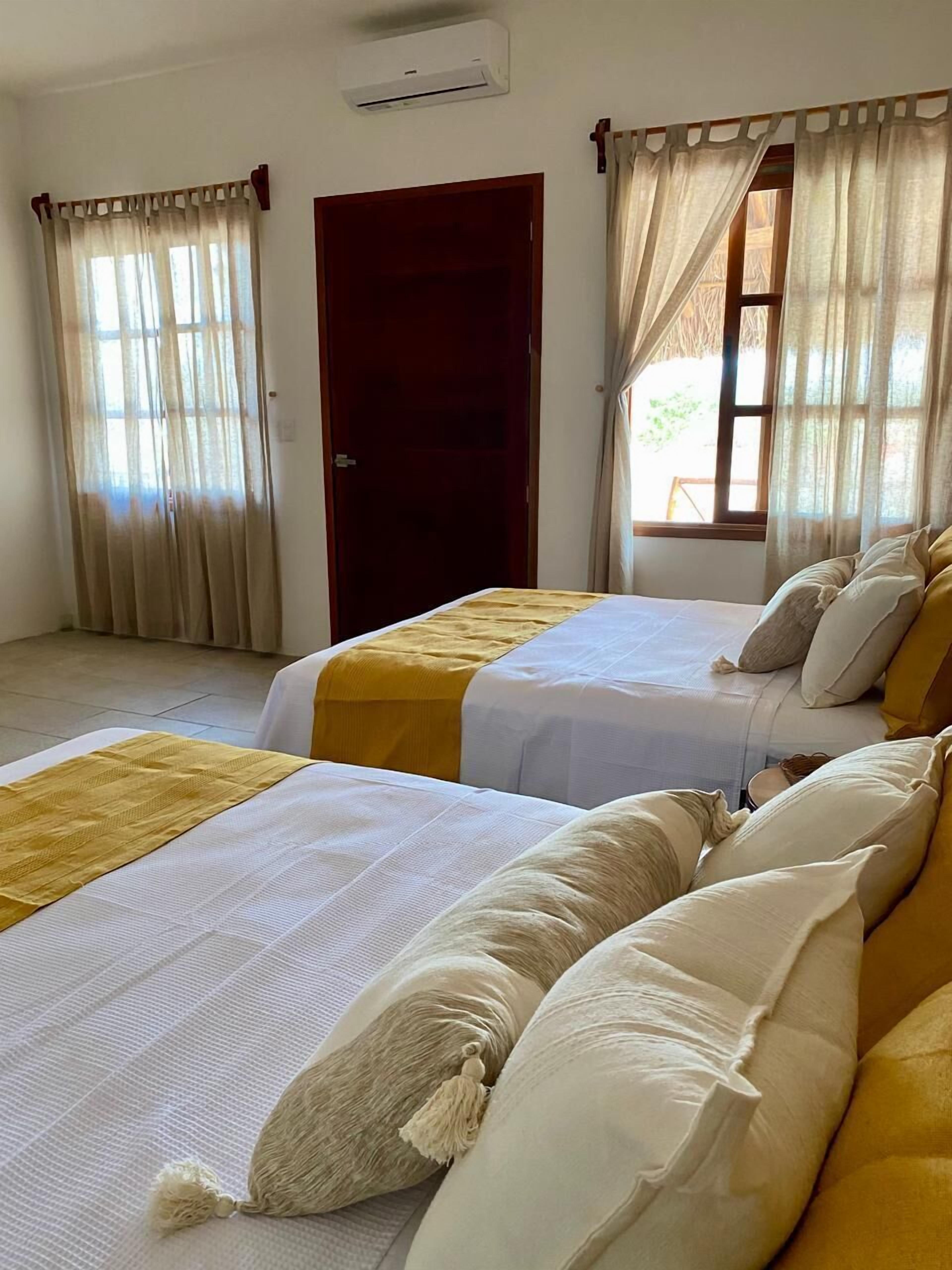 Phòng 3 tiện nghi đơn giản, quang cảnh hồ bơi | Két bảo mật tại phòng, khu vực làm việc phù hợp cho laptop 