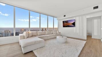 Smart TV, chimenea, monitor de computadora y impresora