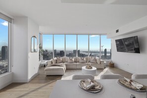 Interior - Penthouse Views 2BR/2BA High-Rise Retreat (San Diego)