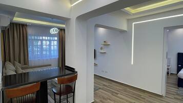 Apartemen Mewah | Ruang keluarga | Smart TV 43-inci dengan saluran TV kabel