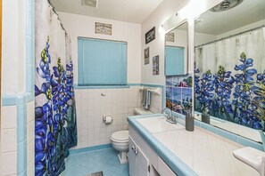 Douche, serviettes fournies, papier toilette