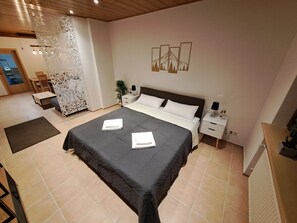 1 bedroom, desk, iron/ironing board, free WiFi