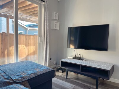 Charming 1-bedroom guest suite in welcoming Pasadena with AC, WiFi