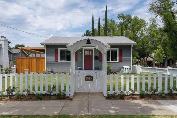 Exterior - Charming 1-bedroom guest suite in welcoming Pasadena with AC, WiFi (Pasadena)