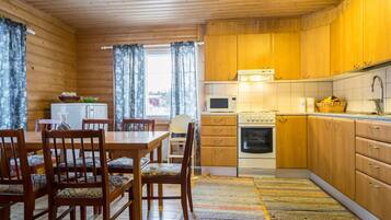 Refrigerador, microondas, utensilios de cocina, mesa de comedor