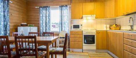 Geladeira, micro-ondas, talheres/pratos/utensílios de cozinha