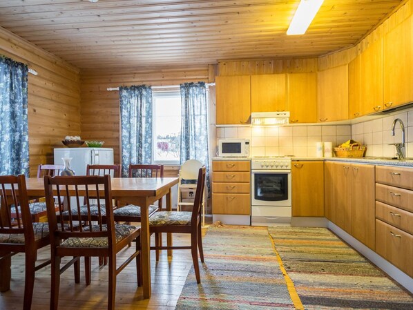 Kühlschrank, Mikrowelle, Kochgeschirr/Geschirr/Besteck, Esstisch