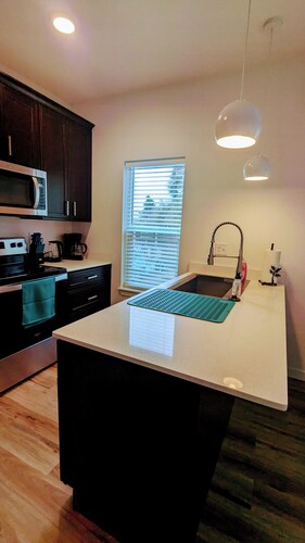 Charming townhome next to park, trails, close to downtown, discounts for month+