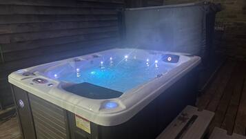 Cottage | Outdoor spa tub