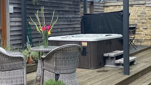 An outdoor patio with wicker furniture, a hot tub, and a pergola. - Meagill Cottage, Sleeps 4 With Hot Tub & Parking (Otley)
