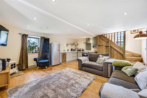 Ferienhaus | Wohnbereich | Fernseher, Kamin