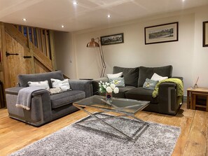 Ferienhaus | Wohnbereich | Fernseher, Kamin