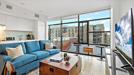 Smart TV, fireplace. Downtown |Views | Luxury | Sunny