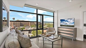 Una Smart TV, una chimenea