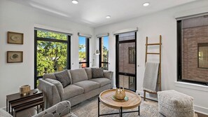 Smart TV - Contemporary | Downtown | Views (Washington)