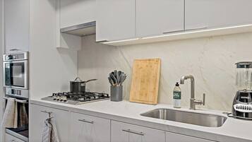 Kjøleskap, mikrobølgeovn, ovn og kokeplater