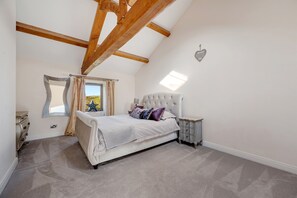 House | 5 bedrooms, free WiFi, bed sheets - 5-bed Retreat, Sleeps 12 in Harrogate With Hot Tub (Harrogate)
