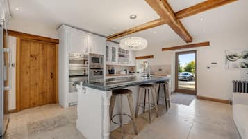 House | Private kitchen | Fridge, microwave, oven, stovetop