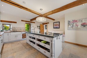 House | Private kitchen | Fridge, microwave, oven, stovetop - 5-bed Retreat, Sleeps 12 in Harrogate With Hot Tub (Harrogate)