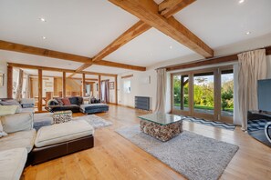 Living area - 5-bed Retreat, Sleeps 12 in Harrogate With Hot Tub (Harrogate)