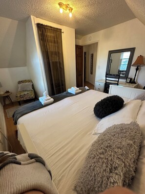 3 bedrooms, in-room safe, desk, iron/ironing board