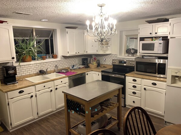 冷蔵庫、電子レンジ、オーブン、コンロ