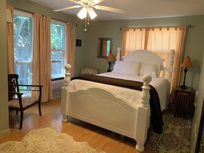 3 室のベッドルーム、セーフティボックス (室内)、デスク、アイロン / アイロン台