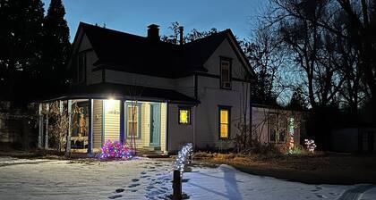 Charming 3-bedroom historic home in fantastic Colorado Springs with AC, WiFi